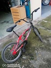 bici elettrica e cross ragazzo