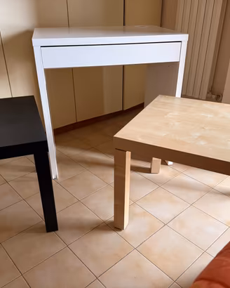 3 Pezzi: Scrivania e 2 Tavolini …25 Euro
