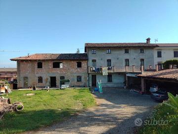Rustico / Casale di 300 m² con più di 5 locali a C
