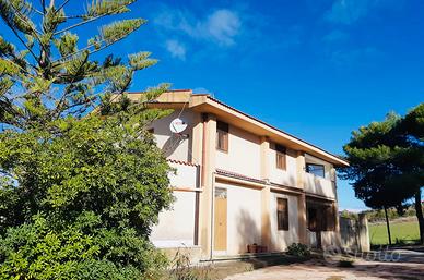 Villa con 3 appartamenti indipendenti + Terreno
