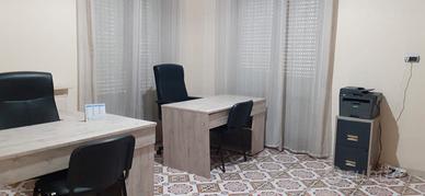 Stanza d'ufficio arredata a casoria