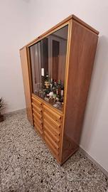 Credenza con vetrinetta e prticolari cassetti