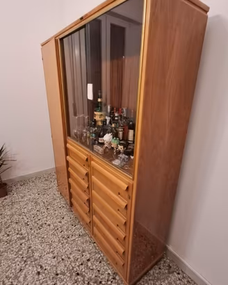 Credenza con vetrinetta e prticolari cassetti