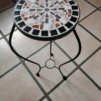 tavolino arredo con base mosaica e appoggio vaso 