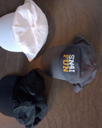 Tre cappelli uomo baseball bianco nero e grigio
