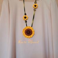 collana girasole lavorata all'uncinetto 