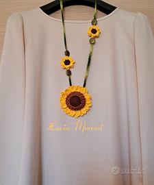 collana girasole lavorata all'uncinetto 
