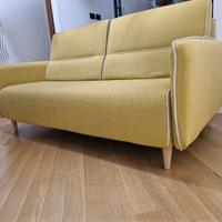 Divano di design color giallo ocra