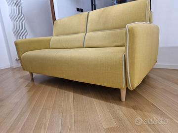 Divano di design color giallo ocra