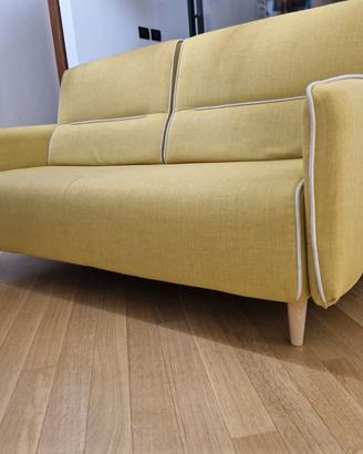 Divano di design color giallo ocra