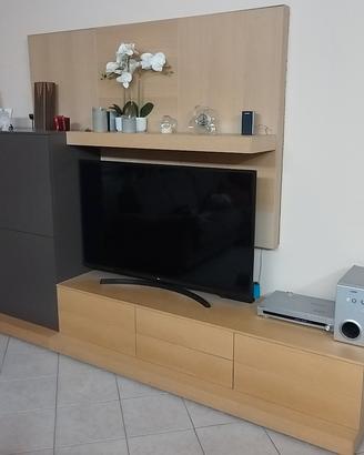 mobile TV e n 4 sedie