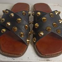 sandalo basso nero con borchie dorate 