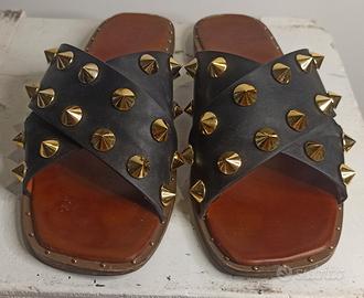 sandalo basso nero con borchie dorate 