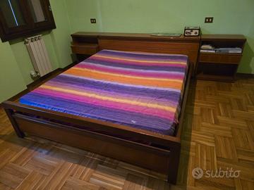 letto matrimoniale con comodini  + como'+ armadio