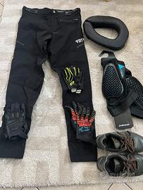 Ginocchiere, pantaloni, scarpe bicicletta MTB