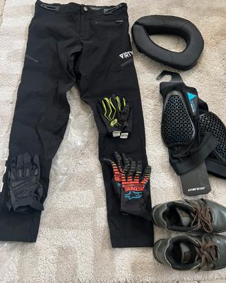 Ginocchiere, pantaloni, scarpe bicicletta MTB