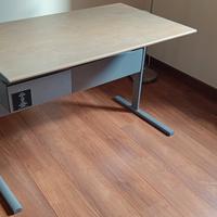 Scrivania con cassetto 