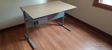 Scrivania con cassetto 