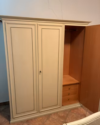 Camera bambina: armadio, comodino e letto