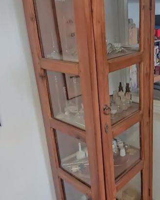 Vetrina in legno ad una anta