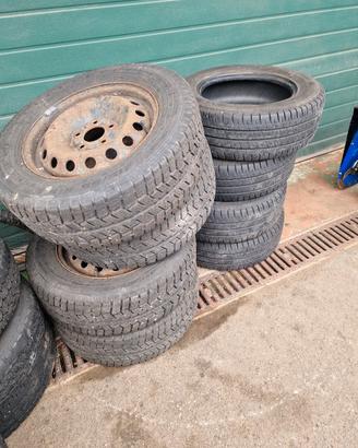 Gomme invernali con cerchi + estive. 215/65 R16C
