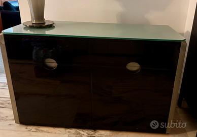 Mobile moderno con piano in vetro