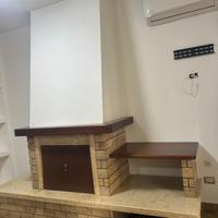 Camino in marmo e legno