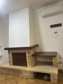 Camino in marmo e legno