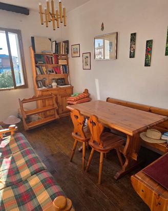 arredamento tirolese vintage in legno di pino 