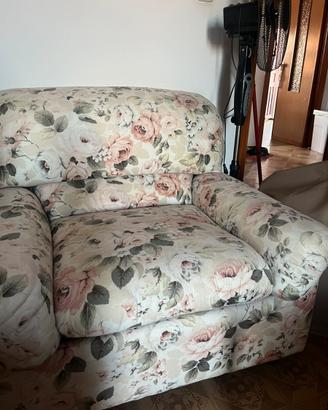 Salotto composto da divano + 2 poltroncine