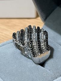 Anello oro 18kt con diamanti bianchi e neri