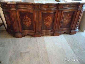 Credenza classica sagomata in noce intarsiata