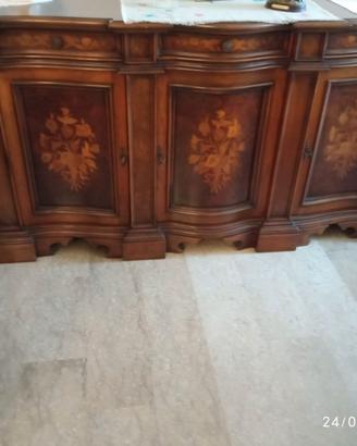 Credenza classica sagomata in noce intarsiata