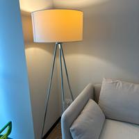 Lampada da terra a treppiede con paralume in tess