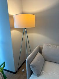 Lampada da terra a treppiede con paralume in tess