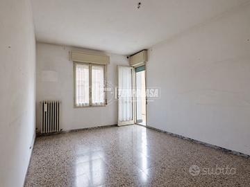 Ampio Appartamento Con Balcone e Garage