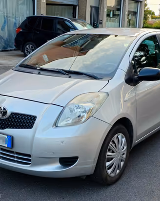 Toyota yaris ok neopatentati garantita 12 mesi