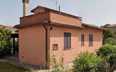 Casa singola con ampio spazio esterno e garage
