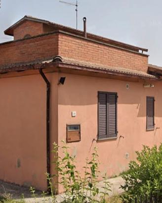 Casa singola con ampio spazio esterno e garage
