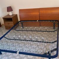 Comodini, abatjour e rete matrimoniale