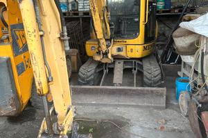 Escavatote komatsu pc27r