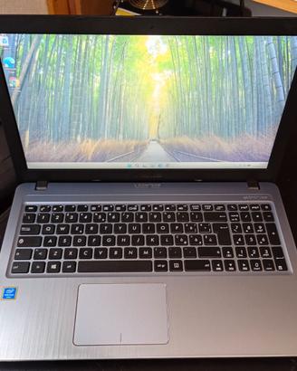Asus Intel 2,3GHz x2; SSD 250GB; RAM 8GB; 15.6"