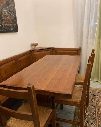 Tavolo rustico in legno, panca angolare, 3 sedie