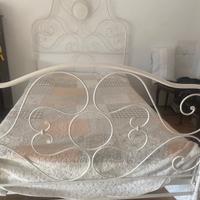 Letto vintage in ferro battuto smaltato bianco