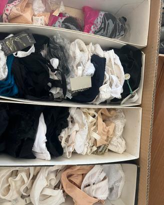 Stock reggiseni vintage più di 35