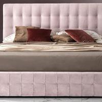 Letto e pouf comodini.