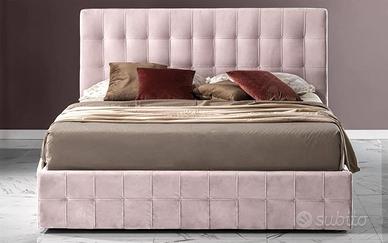 Letto e pouf comodini.