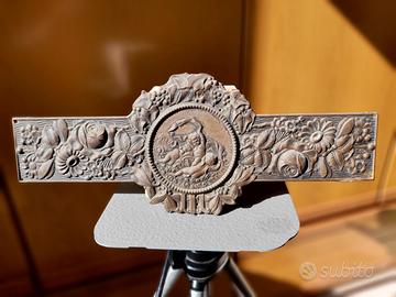 Decoro armadio antico in latta bronzata e lavorata