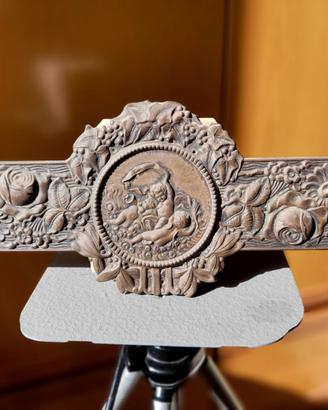Decoro armadio antico in latta bronzata e lavorata