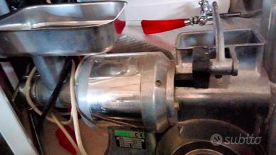 trita carne e grattugia formaggio 